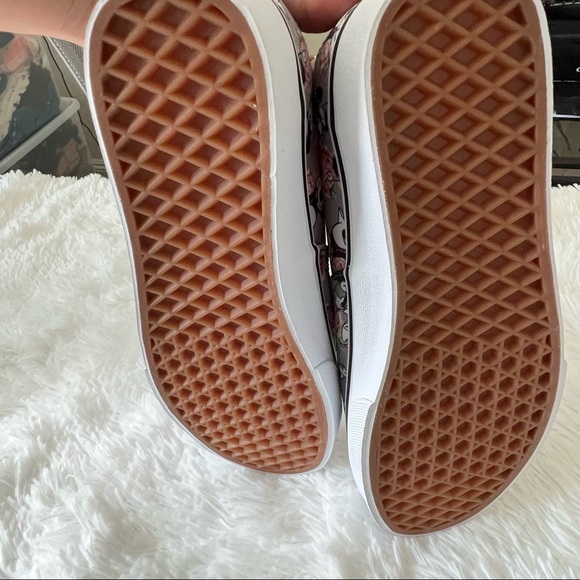 NEW Disney x Vans - Picture 8 of 9